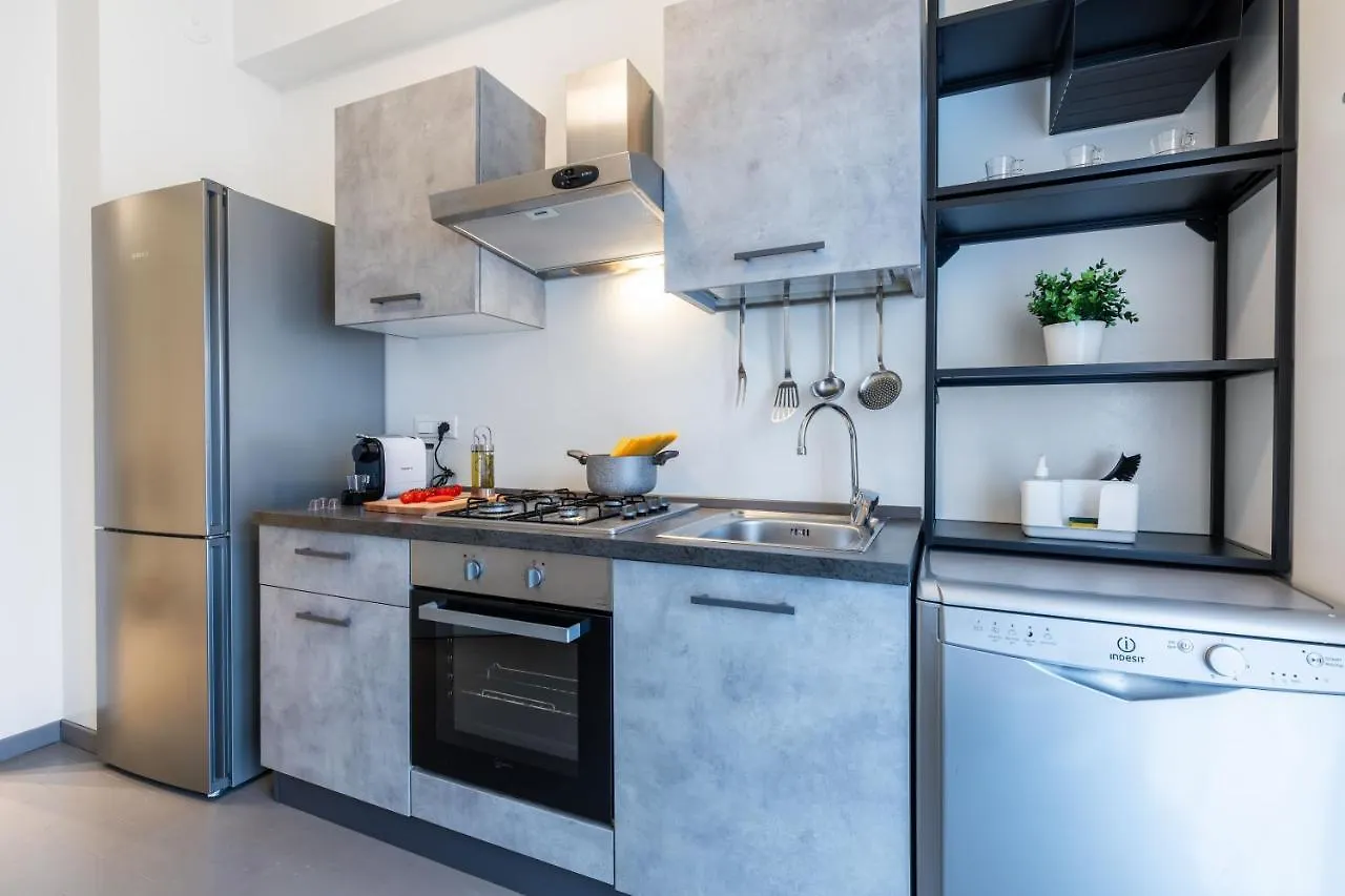 Apartment Central Station 13Min - 2 Bedrooms, 2 Bathrooms, Metro Milan Italy