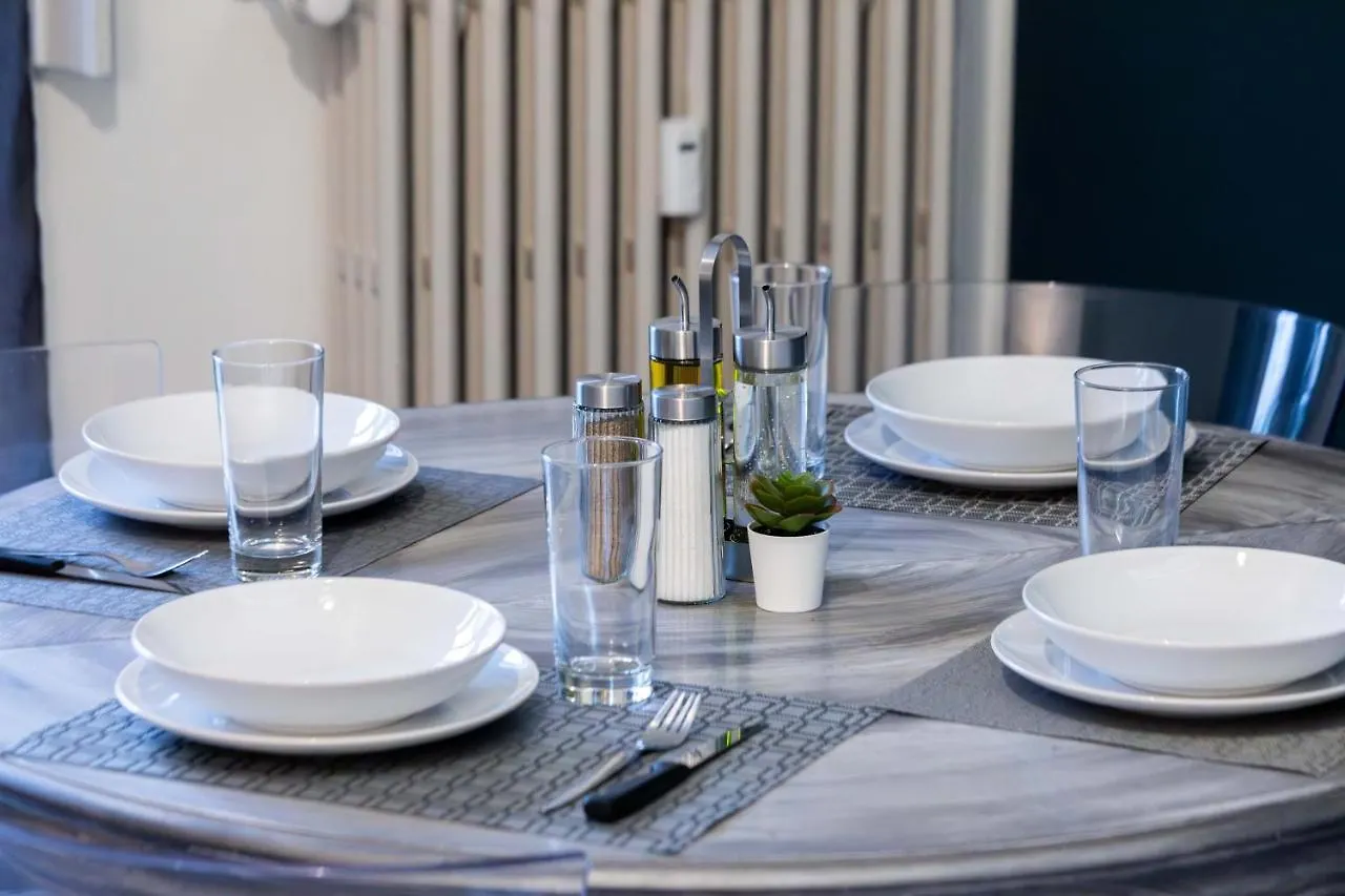 Apartment Central Station 13Min - 2 Bedrooms, 2 Bathrooms, Metro Milan Italy